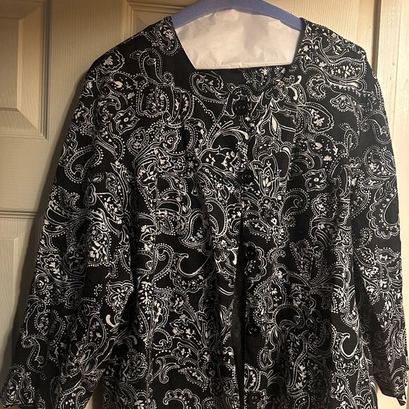 JM Collection Top, Size 16, Black & White, Paisley Pattern, Button Front - Picture 1 of 4